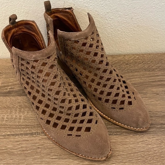 Jeffrey Campbell Taggart Tan Suede Caged Cutout Ankle Boots Booties, Size 8.5 - Picture 3 of 9